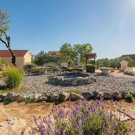 2 Bedroom Stunning In *