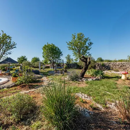2 Bedroom Stunning In *