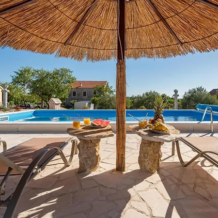 2 Bedroom Stunning In *